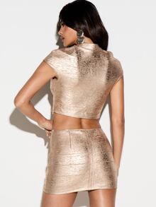 KIZN Crop Top Lengan Pendek Warna Emas Metalik dengan Detail Potongan Leher Tinggi, Cocok untuk Pesta Malam Hari, Liburan, dan Acara Meriah Bergaya Korset - Emas - View 2