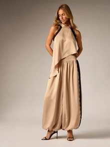 AiiRZ Blus Satin Leher Halter dengan Hiasan Renda Hitam, Potongan Hem Tinggi-Rendah, dan Detail Lubang di Bagian Belakang, Atasan Pesta Malam - Khaki - View 3
