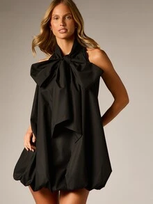 AiiRZ Gaun Mini Tanpa Lengan Model Halter Neck dengan Detail Pita Besar, Siluet Shift, Gaya Pesta, Liburan, dan Malam Hari - Hitam - View 1
