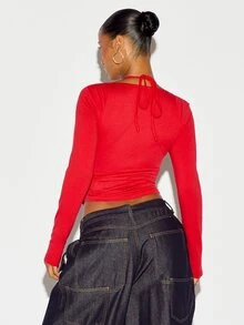 SUMWON WOMEN Atasan Crop Top Lengan Panjang dengan Potongan Terbuka, Leher Bentuk Hati, Detail Tali Halter, dan Hem Berkerut, Cocok untuk Pesta Malam Hari - Merah - View 5