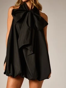 AiiRZ Gaun Mini Tanpa Lengan Model Halter Neck dengan Detail Pita Besar, Siluet Shift, Gaya Pesta, Liburan, dan Malam Hari - Hitam - View 4