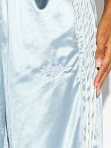 SUMWON WOMEN Celana training longgar berbahan satin dengan detail garis samping, pinggang elastis, dan bordir logo, cocok untuk pemakaian kasual sehari-hari di musim semi dan musim panas. - Biru - View 5