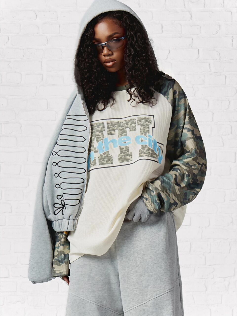 SUMWON WOMEN Top de manga larga raglán de punto gofrado oversize con mangas de contraste de camuflaje e impresión gráfica de ciudad - Esencial de ropa de calle casual para otoño