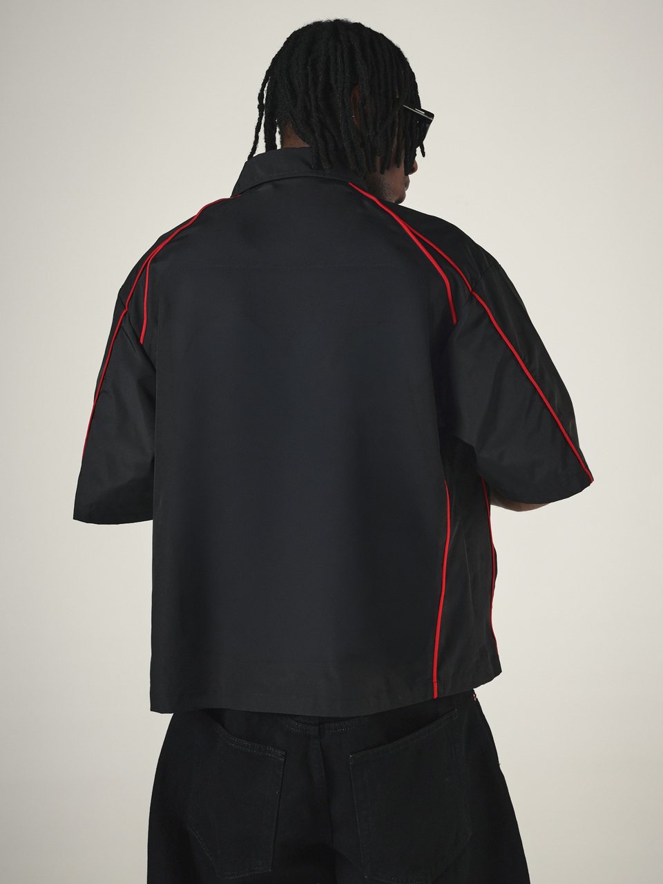 Chemise courte zippée surdimensionnée avec passepoil contrasté rouge et patch logo, manches courtes, Top boxy à col, style festival d'été