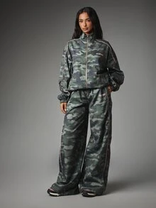 Missguided x Playboy Jaket Windbreaker Oversized Motif Kamuflase dengan Kerah Tegak, Lis Pink, dan Resleting Penuh, Pakaian Wajib untuk Musim Gugur dan Musim Dingin - MultiWarna - View 3