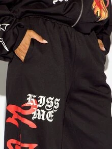 SUMWON WOMEN Celana Jogger Longgar Ukuran Besar dengan Tulisan "Old English Kiss" dan Motif Api pada Kaki, Pinggang Elastis - Hitam - View 3