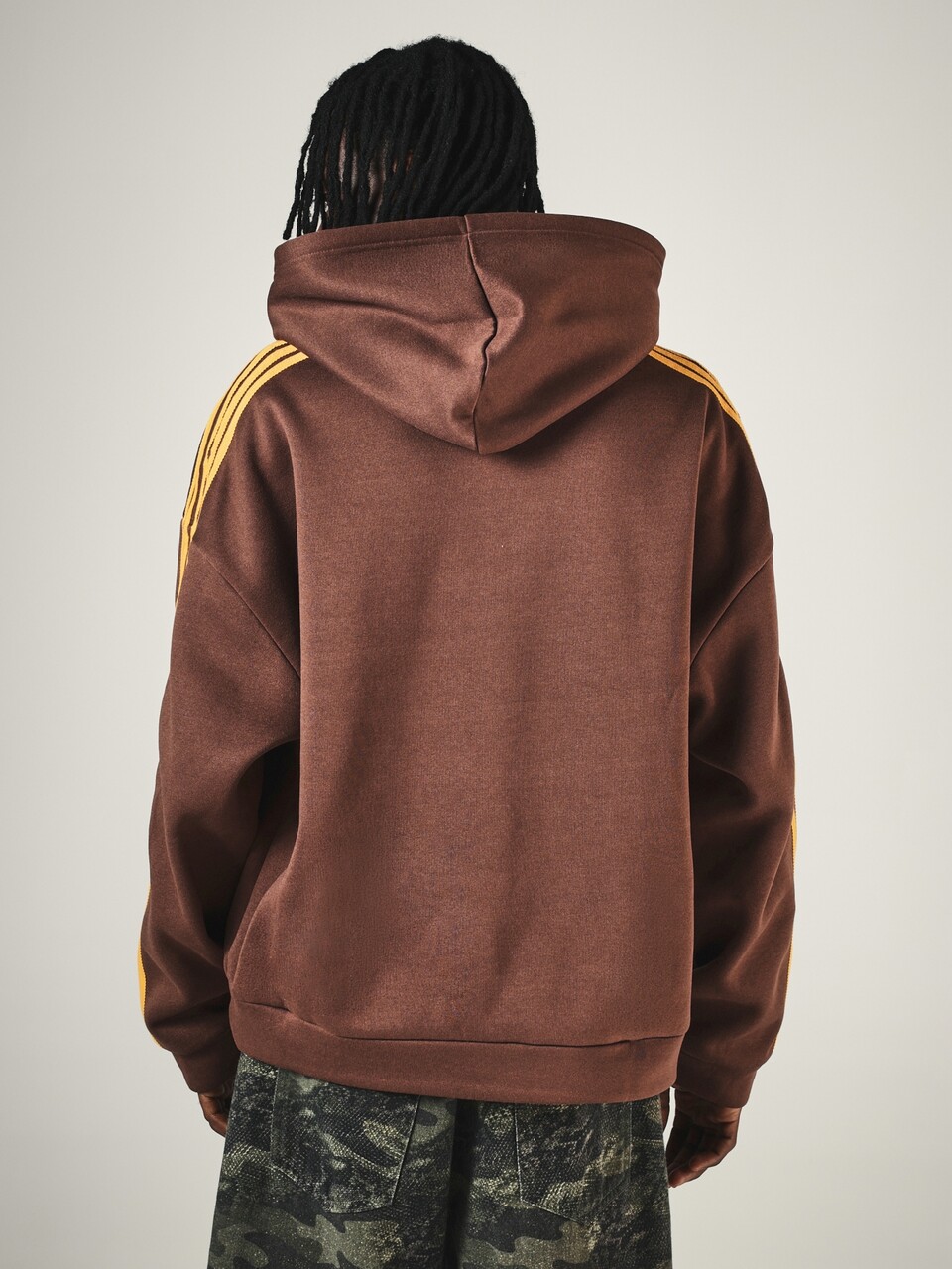 Moletom Oversized com Capuz, Detalhe de Listra Dourada na Manga e Bolso Central, Essencial Casual para Outono e Inverno