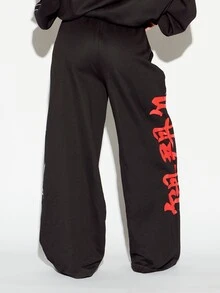 SUMWON WOMEN Celana Jogger Longgar Ukuran Besar dengan Tulisan "Old English Kiss" dan Motif Api pada Kaki, Pinggang Elastis - Hitam - View 4