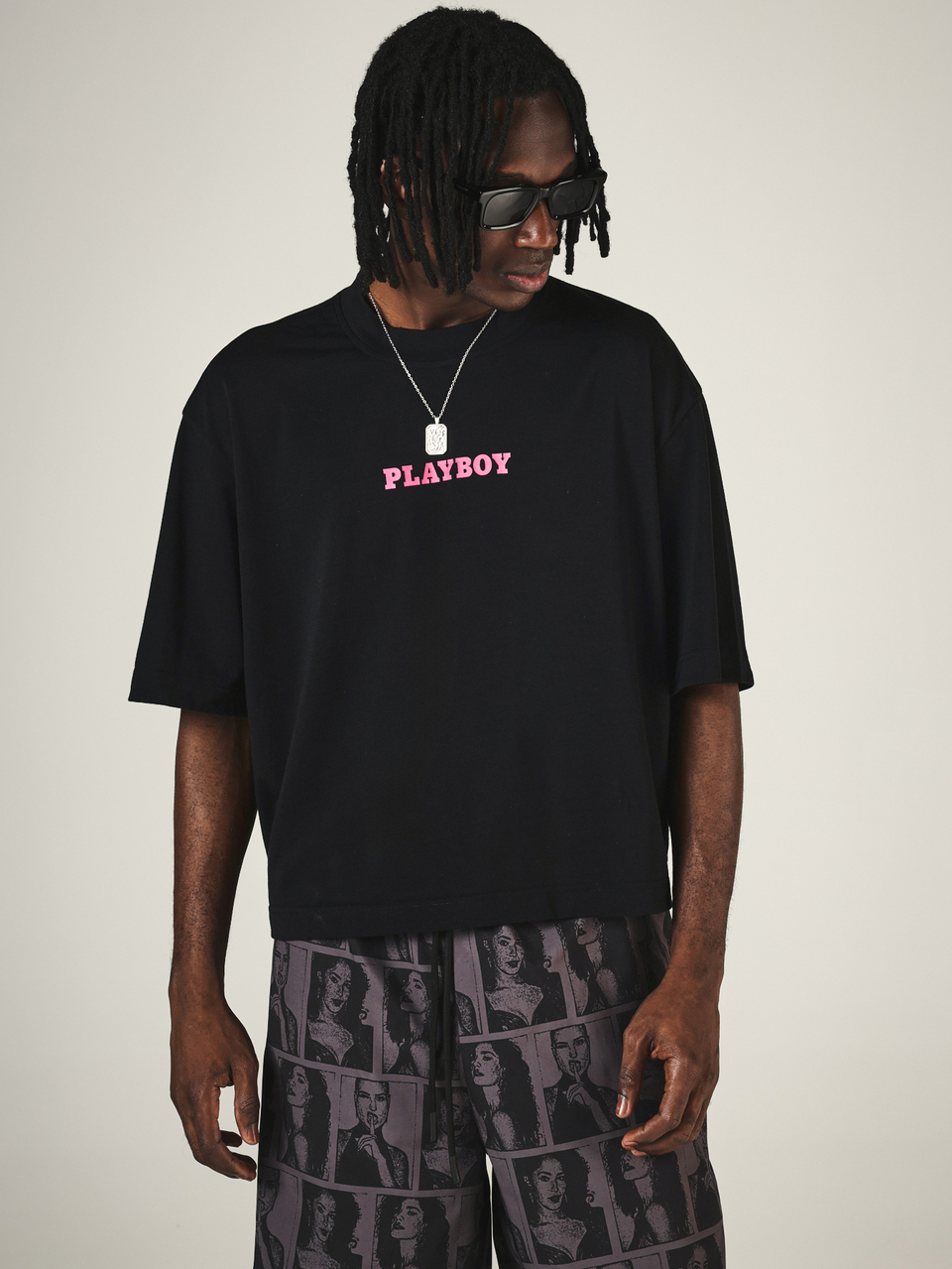 PLAYBOY X SUMWON Maglietta nera oversize con stampa grafica, girocollo, maniche corte e stampa sul retro con il tuo slogan preferito Red Flag