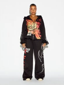 SUMWON WOMEN Celana Jogger Longgar Ukuran Besar dengan Tulisan "Old English Kiss" dan Motif Api pada Kaki, Pinggang Elastis - Hitam - View 2