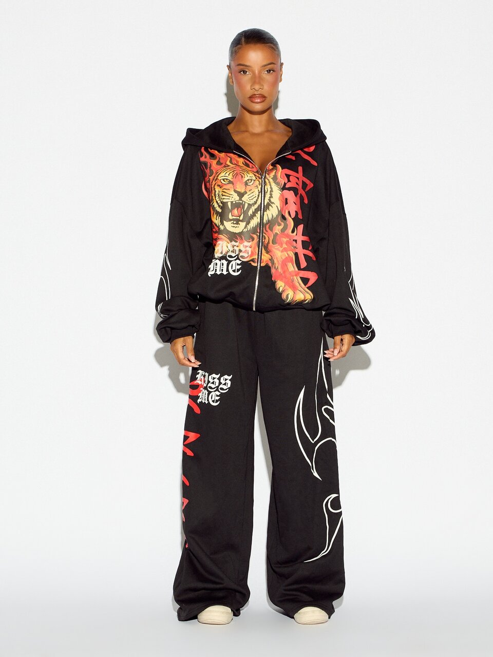 SUMWON WOMEN Pantalones de chándal tipo jogger de pierna ancha y holgados con texto Old English Kiss y estampado de llamas en la pierna, cintura elástica