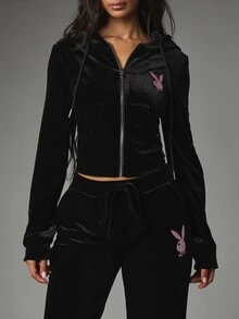 Missguided x Playboy هودي قصير بسحاب كامل من المخمل مع شعار أرنب مطرز وتفاصيل درع على الظهر وأكمام طويلة - الأسود - مشاهدة 4