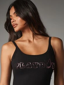Missguided x Playboy Atasan Cami Crop Tanpa Lengan Leher Bulat dengan Logo Kelinci dan Grafis Dada Merah Muda Metalik untuk Musim Festival Musim Panas - Hitam - View 2