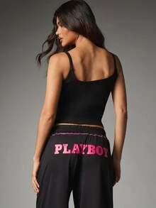 Missguided x Playboy Atasan Cami Crop Tanpa Lengan Leher Bulat dengan Logo Kelinci dan Grafis Dada Merah Muda Metalik untuk Musim Festival Musim Panas - Hitam - View 3