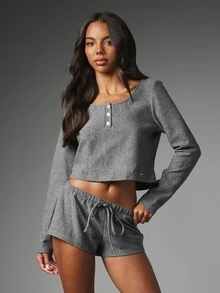 MISSGUIDED طقم ملابس منزلية مريح من قطعتين من الصوف المحبوك المضلع، توب قصير بياقة هنلي وأكمام طويلة وياقة واسعة، مع شورتات قصيرة بخصر مطاطي - رمادي - مشاهدة 1