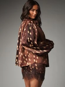 MISSGUIDED Blus Satin Cokelat Lengan Mengembang dengan Pita di Leher dan Motif Abstrak Bercak Cahaya Ukuran Besar untuk Pesta Elegan - Coffee Brown - View 3
