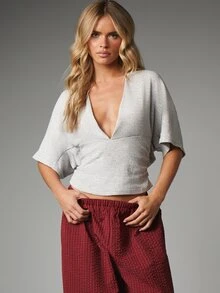 MISSGUIDED Atasan Crop Top Lengan Pendek Model Batwing dengan Leher V Dalam, Bahan Rajut Waffle Lembut, Potongan Longgar, Cocok untuk Musim Panas, Kasual, dan Acara Malam Hari - Grey - View 1