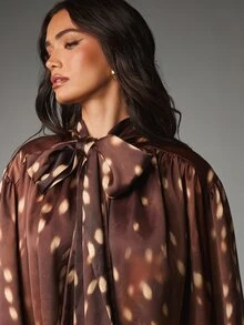 MISSGUIDED Blus Satin Cokelat Lengan Mengembang dengan Pita di Leher dan Motif Abstrak Bercak Cahaya Ukuran Besar untuk Pesta Elegan - Coffee Brown - View 5