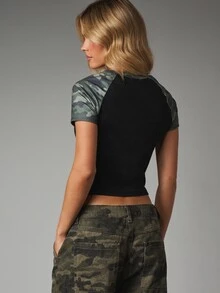 Missguided x Playboy Kaos Crop Slim Fit dengan Logo Kelinci, Lengan Raglan Motif Kamuflase, Kerah Bulat, Lengan Pendek, Atasan untuk Festival Musim Panas - MultiWarna - View 3
