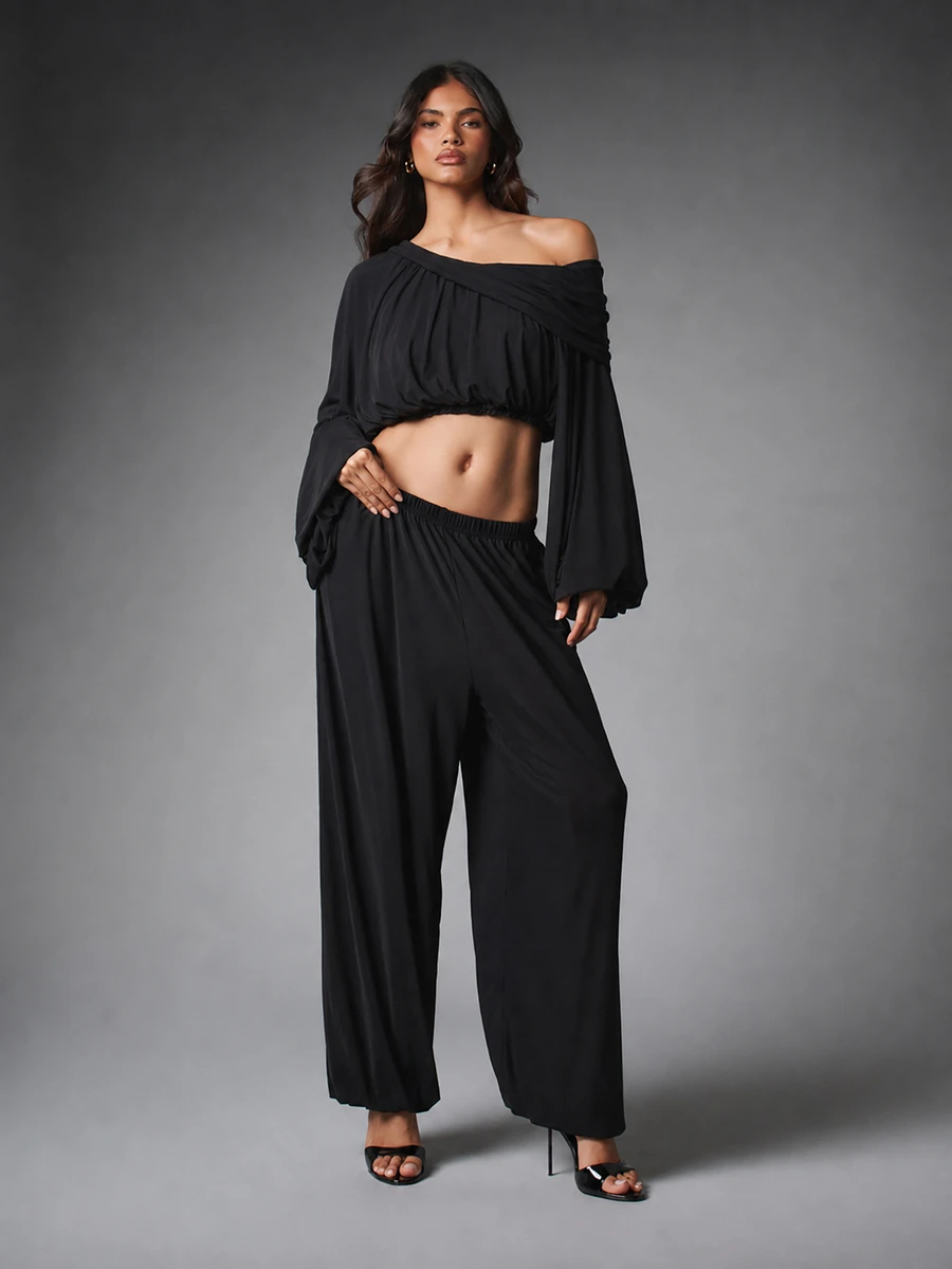MISSGUIDED Setelan Dua Potong untuk Pesta Musim Panas: Atasan Crop Berkerut Bahu Terbuka dan Celana Palazzo Kaki Lebar dengan Lengan Lonceng - Hitam - View 1