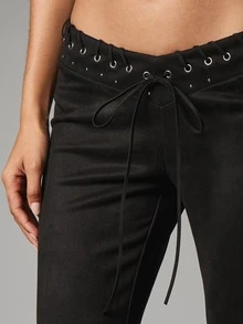 MISSGUIDED Celana Low Rise Flare dengan Ikat Pinggang Bertali Lubang Logam, Detail V di Bagian Depan, dan Saku Samping, Gaya untuk Acara Malam Festival Musim Semi - Hitam - View 4