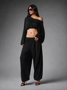 MISSGUIDED Setelan Dua Potong untuk Pesta Musim Panas: Atasan Crop Berkerut Bahu Terbuka dan Celana Palazzo Kaki Lebar dengan Lengan Lonceng - Hitam - View 5