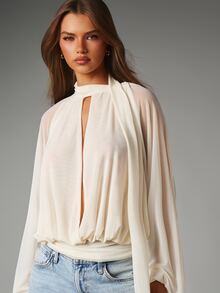 MISSGUIDED Blus berpotongan punggung terbuka dengan kerah tinggi berpotongan lubang kunci dan lengan panjang model sayap kelelawar yang mengalir, serta detail syal ikat yang elegan. - Aprikot - View 5
