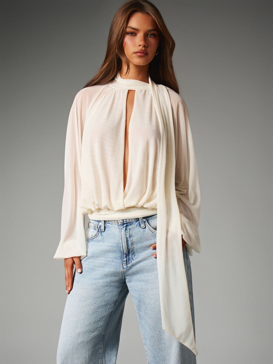 MISSGUIDED Blus berpotongan punggung terbuka dengan kerah tinggi berpotongan lubang kunci dan lengan panjang model sayap kelelawar yang mengalir, serta detail syal ikat yang elegan. - Aprikot - View 1
