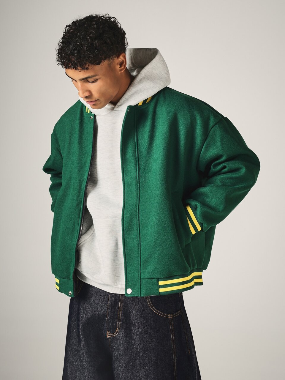 NYC 1999 Oversize'owa kurtka varsity z wełnianej mieszanki, letterman z prążkowanymi mankietami i dołem, żółtym paskiem i naszywką na plecach w stylu collegiate