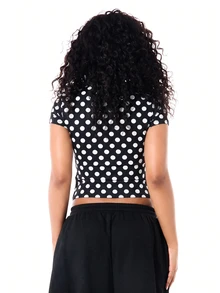 SUMWON Crop Top Bayi Motif Polkadot dengan Kancing Lencana Warna-warni Bergambar Grafis Lengan Pendek Pas Badan Gaya Y2K untuk Festival Musim Panas - Hitam - View 2