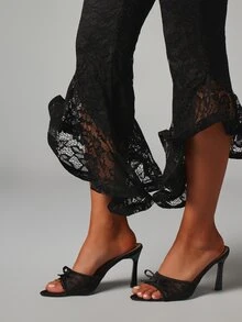 MISSGUIDED Celana Pendek Model Flare dengan Hiasan Renda Bunga di Bagian Bawah, Pinggang Tinggi dan Elastis, Cocok untuk Pesta Malam Hari dan Liburan. - Hitam - View 4