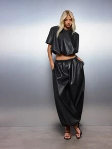 MISSGUIDED Atasan Crop Top Kulit Imitasi Lengan Pendek Ukuran Besar Model Boxy Kerah Bulat untuk Pesta Malam Hari, Festival Musim Panas, Atasan yang Menarik Perhatian - Hitam - View 3