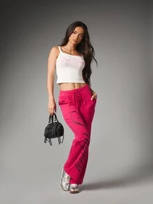 Missguided x Playboy Atasan Cami Crop Tanpa Lengan Leher Bulat Fantasi Anda dengan Teks Tulisan dan Logo Kelinci untuk Pesta Musim Panas, Malam Hari, dan Acara Halloween - Putih - View 3