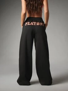 Missguided x Playboy بنطال رياضي واسع الساق من الصوف الناعم مع تطريز شعار الأرنب وطباعة نمر على حزام الخصر بتفاصيل نص جامعي وحبل شد - الأسود - مشاهدة 1