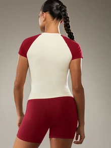 MISSGUIDED Raglan Short Sleeve Crop Top With Color Block Design And Logo Print Round Neck Fitted Slim Fit Tee - Burgundy - View 2