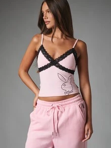 Missguided x Playboy Atasan Cami Crop dengan Logo Kelinci, Trim Renda Hitam, Leher V dengan Detail Silang, Tanpa Lengan, Pas Badan, Atasan Pesta Musim Semi/Musim Panas - Berwarna merah muda - View 5