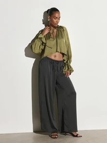 KSTM Blus Crop Satin Bergaris Zaitun dengan Detail Ruffle, Kerah Tinggi, Lengan Lonceng, Potongan Longgar dan Mengalir, Atasan untuk Festival Musim Panas - Hijau Tentara - View 3