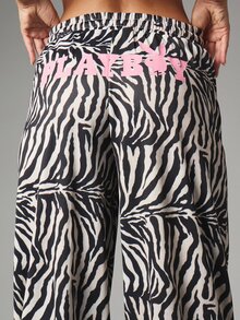 Missguided x Playboy Celana Kasual Kaki Lebar Motif Zebra dengan Pinggang Elastis dan Logo di Pinggang, Sempurna untuk Pakaian Jalanan Festival Musim Panas - Hitam dan Putih - View 5
