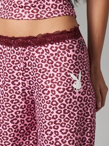 Missguided x Playboy طقم ملابس علوي كامي من الساتان بطبعة نمر الأرنب وبنطال واسع الساق مع تفاصيل حافة دانتيل - متعدد الألوان - مشاهدة 4