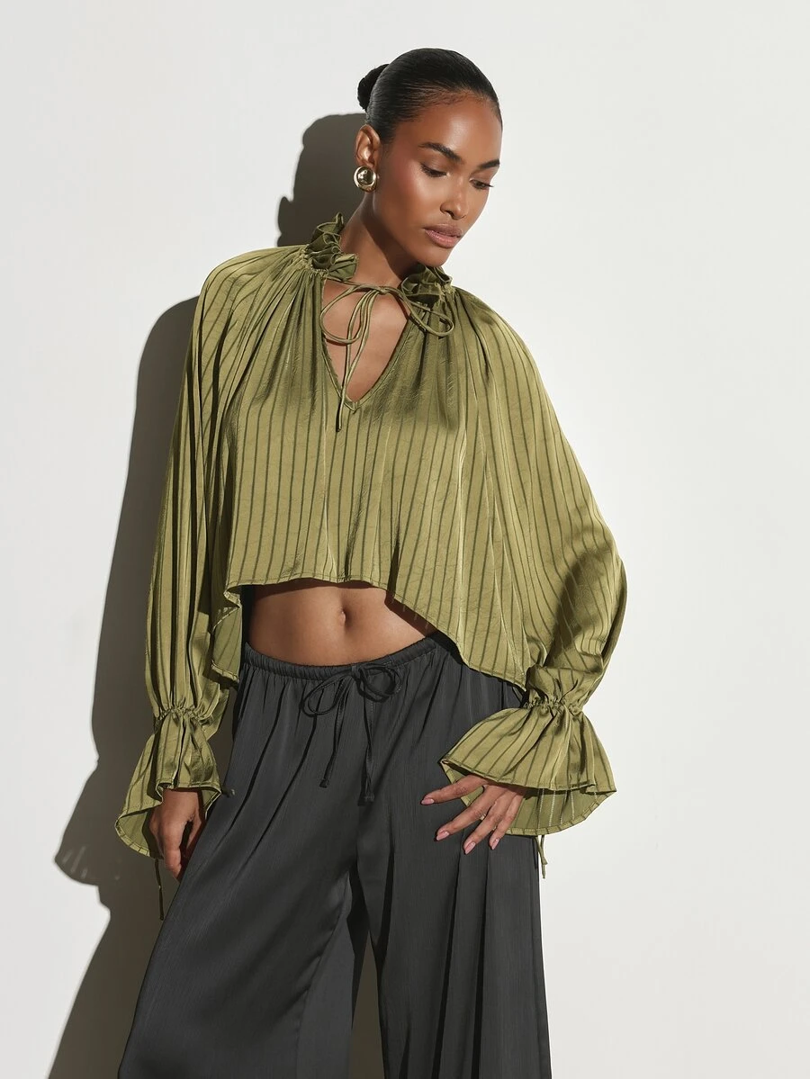 KSTM Blus Crop Satin Bergaris Zaitun dengan Detail Ruffle, Kerah Tinggi, Lengan Lonceng, Potongan Longgar dan Mengalir, Atasan untuk Festival Musim Panas - Hijau Tentara - View 1
