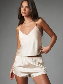 MISSGUIDED طقم ملابس نوم وملابس منزلية من قطعتين من الساتان، كامي وشورتات قصيرة مع توب قصير بياقة V وتفاصيل فيونكة - لون مشمشي - مشاهدة 1