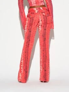 SUMWON WOMEN Celana Jeans Flare Motif Ular dengan Pinggang Sedang dan Panjang Kaki Penuh dalam Pola Sisik Reptil Warna Coral yang Mencolok untuk Festival Musim Semi dan Musim Panas - Merah - View 5