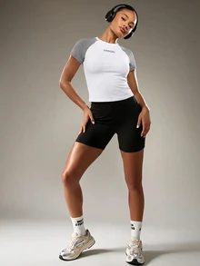 MISSGUIDED Raglan Short Sleeve Crop Top With Contrast Sleeves And Logo Detail Round Neck Fitted Spring Summer Casual Tee - Light Grey - View 4