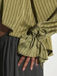KSTM Blus Crop Satin Bergaris Zaitun dengan Detail Ruffle, Kerah Tinggi, Lengan Lonceng, Potongan Longgar dan Mengalir, Atasan untuk Festival Musim Panas - Hijau Tentara - View 6