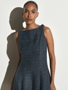 KSTM Gaun Mini Fit and Flare Berkilau Bahan Tweed Biru Tua dengan Leher Perahu, Tanpa Lengan, dan Rok Lipit untuk Pesta dan Musim Liburan - Hitam - View 4