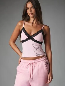 Missguided x Playboy Atasan Cami Crop dengan Logo Kelinci, Trim Renda Hitam, Leher V dengan Detail Silang, Tanpa Lengan, Pas Badan, Atasan Pesta Musim Semi/Musim Panas - Berwarna merah muda - View 1