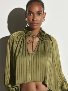 KSTM Blus Crop Satin Bergaris Zaitun dengan Detail Ruffle, Kerah Tinggi, Lengan Lonceng, Potongan Longgar dan Mengalir, Atasan untuk Festival Musim Panas - Hijau Tentara - View 4