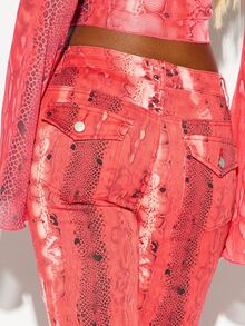 SUMWON WOMEN Celana Jeans Flare Motif Ular dengan Pinggang Sedang dan Panjang Kaki Penuh dalam Pola Sisik Reptil Warna Coral yang Mencolok untuk Festival Musim Semi dan Musim Panas - Merah - View 3