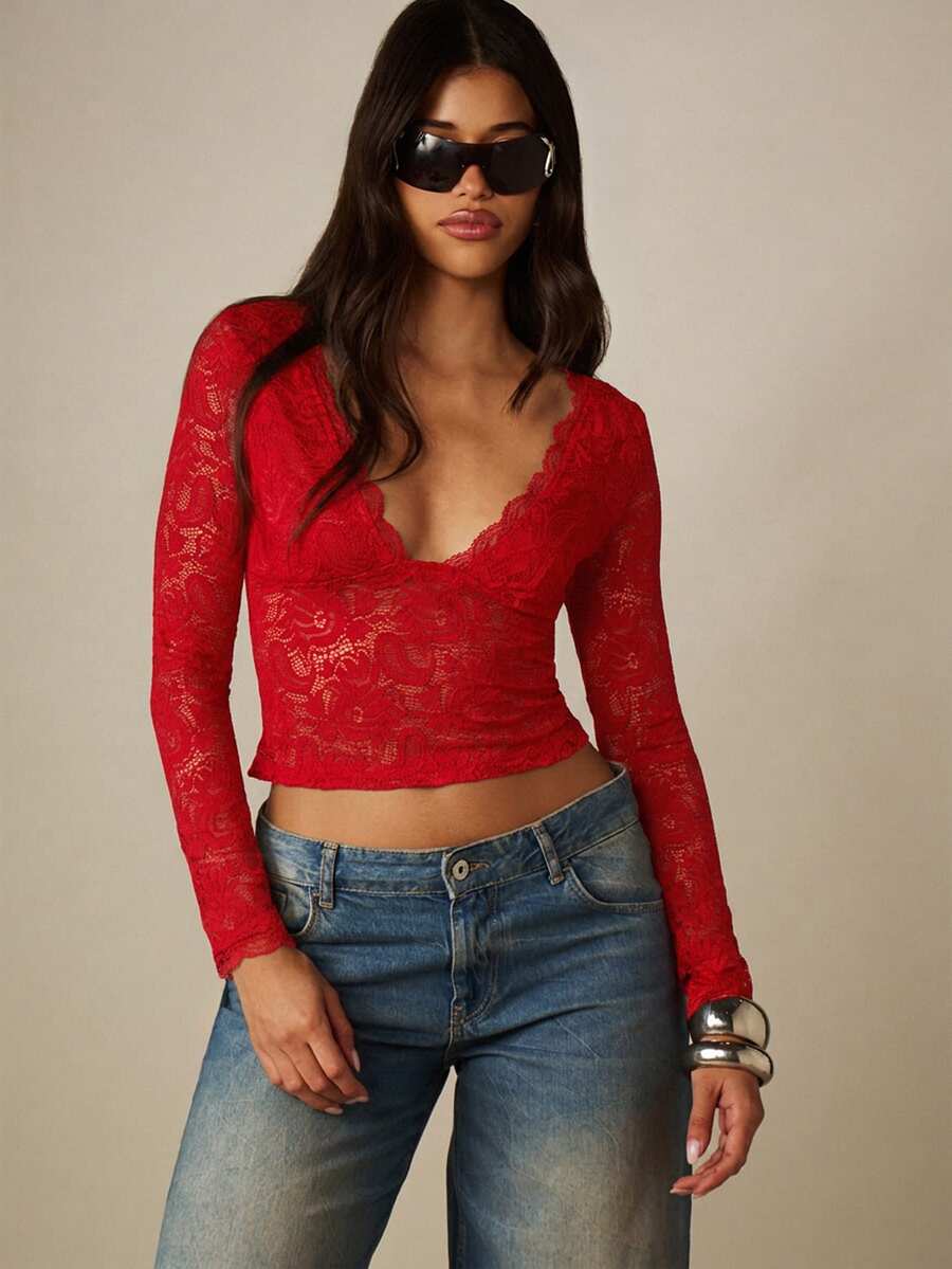 MISSGUIDED ملابس علوية قصيرة من الدانتيل الزهري بياقة V عميقة وحافة متموجة وأكمام طويلة - ملابس علوية حفلة ليلة عيد الحب - الأحمر - مشاهدة 1