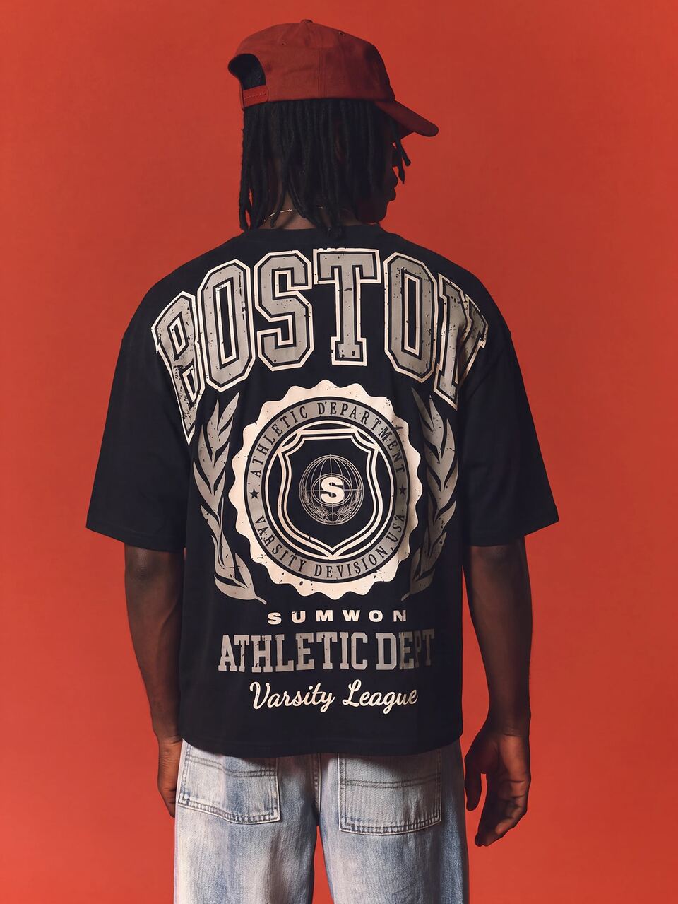Camiseta Gráfica Oversized com Ajuste Boxy, Estampa Traseira da Liga Universitária do Departamento de Atletismo de Boston e Bordado do Logotipo no Peito